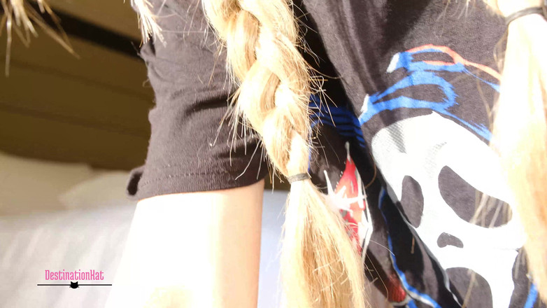 Destination Kat: 침대에서 문지르는 보지 무시