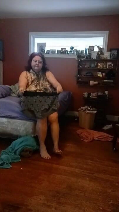 BBW nurse Vicki adventures with friends: Îmbrăcându-se în rochie cu imprimeu pufoasă din nud