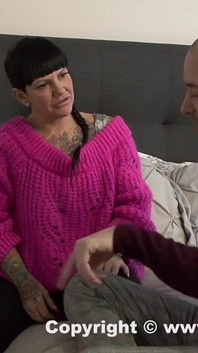 La MILF lurida intrattiene il tuttofare