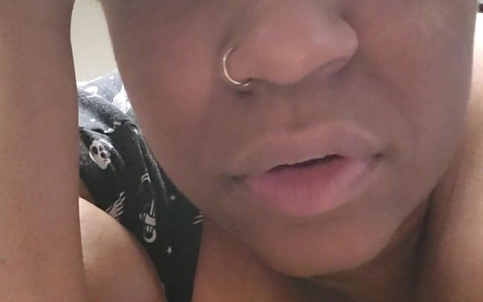 Josie4yourpleasure: 我饿了。晚餐吃什么？我写了，然后立即想想如果有人吃我的屁股会多好。 我需要