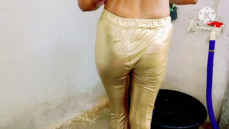 Ankurpriya000: Un demi-frère doigte le cul de Didi en se baignant...