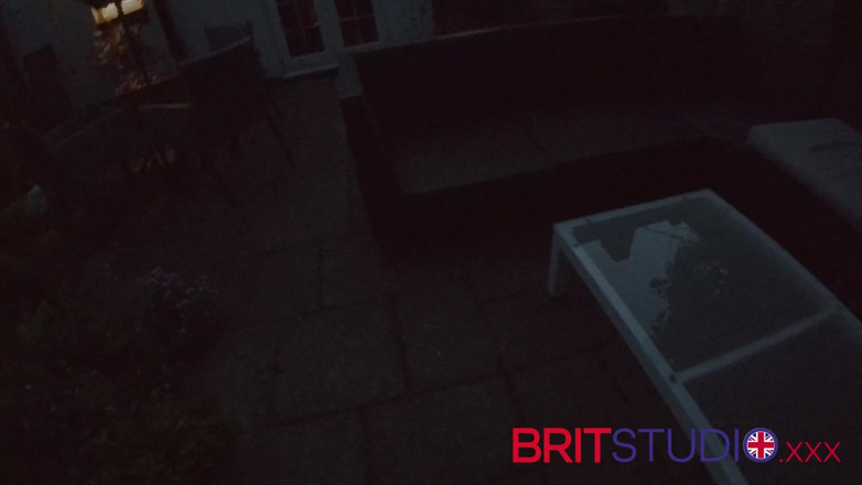 Brit Studio: Você assiste seu vizinho no chuveiro