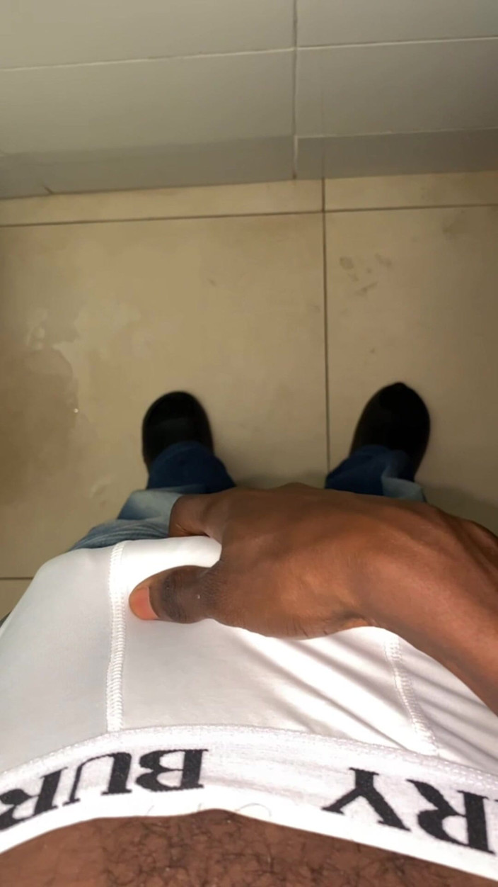 Slimniqqa: Thug memukul dagingnya di pejabat