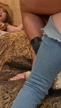 Stiefmoeder en stiefvader leren stiefdochter een lesje in de schuur