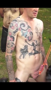 Seksowne dziewczyny dominują w dzikim BDSM