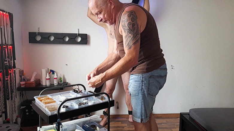 Master Drex: เปลือยกายบนกางเขน