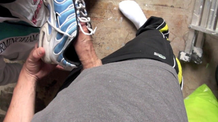 Sneaker gay: Sát velký penis a čichat tenisky