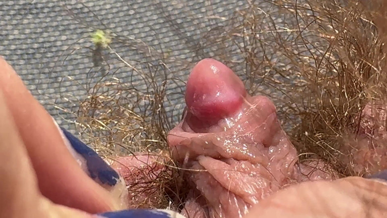 Cuteblonde666: Amatör kıllı kız büyük klitorisle yakın çekimde mastürbasyon yapıyor