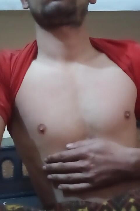 Gangbang straight: Massage des seins à la sauce soya