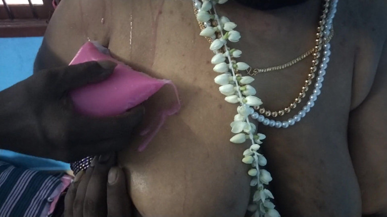 Tamil lesbian: Rose mjölk matar heta bröst och kuk suger