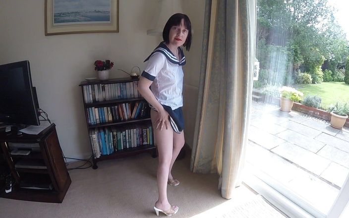Horny vixen: Sexy esposa magra mostra seu uniforme