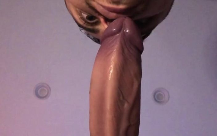 CamranMac: Succhia un dildo realistico e mangia il proprio sperma
