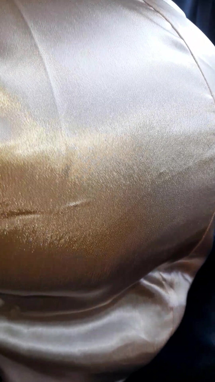 Naomisinka: Gold satin-kleid masturbation und sperma im kleid