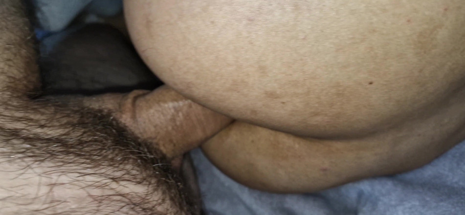 Dinar: दूधिया ट्विंक फेमबॉय बड़े लंड को बिना कंडोम चोदता है और गांड के अंदर वीर्य प्राप्त कर रहा है!