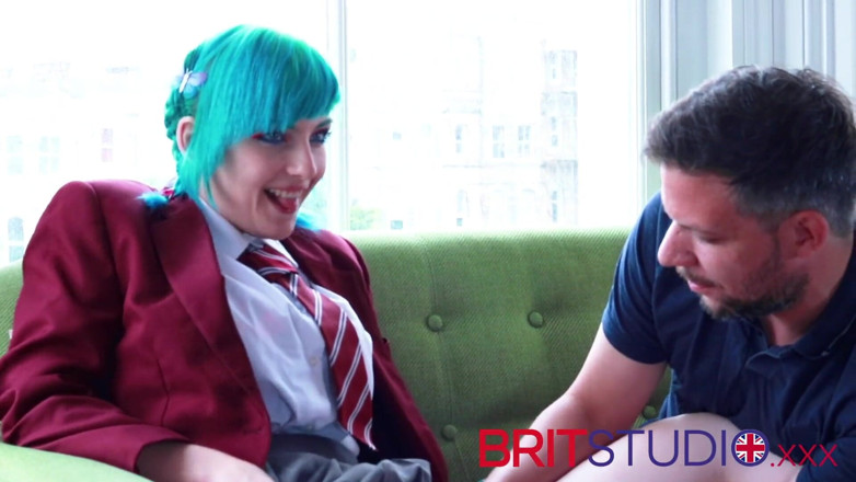 Brit Studio: 흑형 대물 에 따먹히는 파란 머리 18살