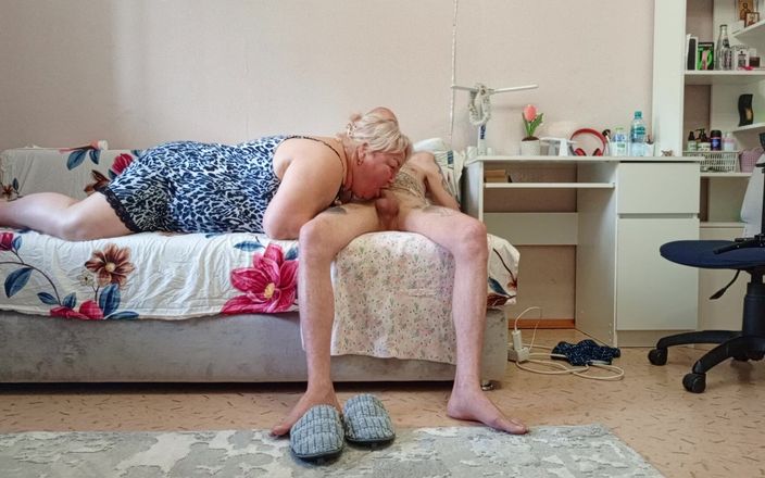 Zona901: Мачеха сосет член и получает сперму в ее глотку