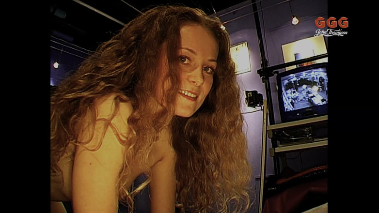 Lesbians and Masturbation: 女同性恋者在办公室里舔舐和用手指抚摸她们的阴户