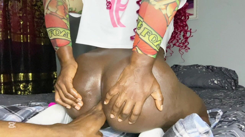 Nastyherrishome: एबोनी रूममेट तीव्र गांड में मुठ्ठी घुसाना चाहती थी जबकि वह इसे चौड़ा करती है जब तक कि वह कई बार वीर्य नहीं छोड़ देती