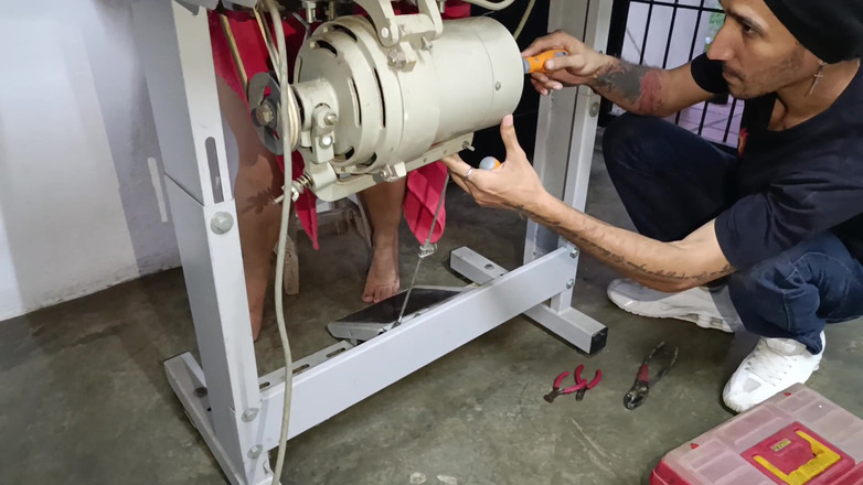 Queensofthefeet: जब मैं अपनी पैंटी सिलाई मशीन के पेडल को पंप करता हूं, तो यह आदमी मुझे देखता है और मशीन की मरम्मत करता है