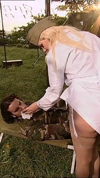 A enfermeira do exército dá alívio aos soldados chupando pau e fodendo