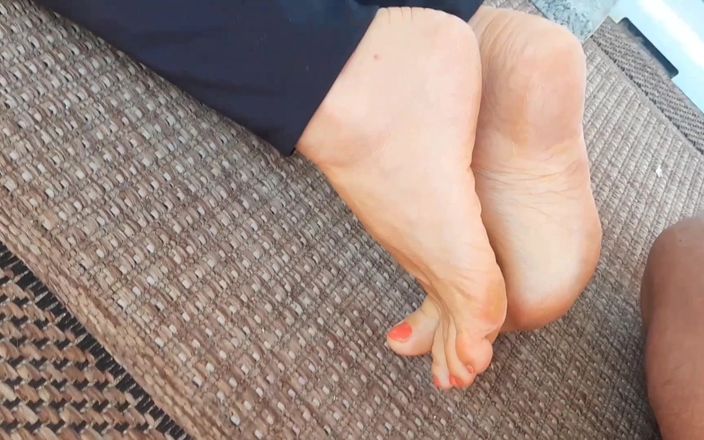 Selena701: Une femme mature blonde amateur aime l’adoration des pieds