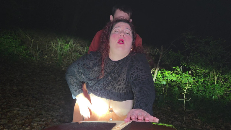 abricot sucree: छोटी कुतिया रात में जंगल में गड़बड़ हो रही है