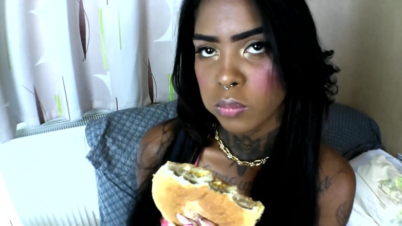 Solo Austria: Remaja ebony hamburger makan!