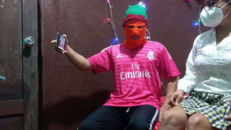 Martin13: 圣诞节和性爱！！继父答应给继女一份大礼物，她和他做爱