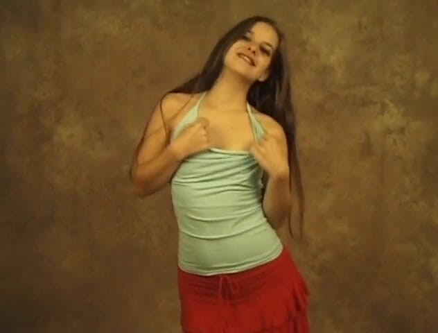 Flash Model Amateurs: Bella ragazza si spoglia in cam