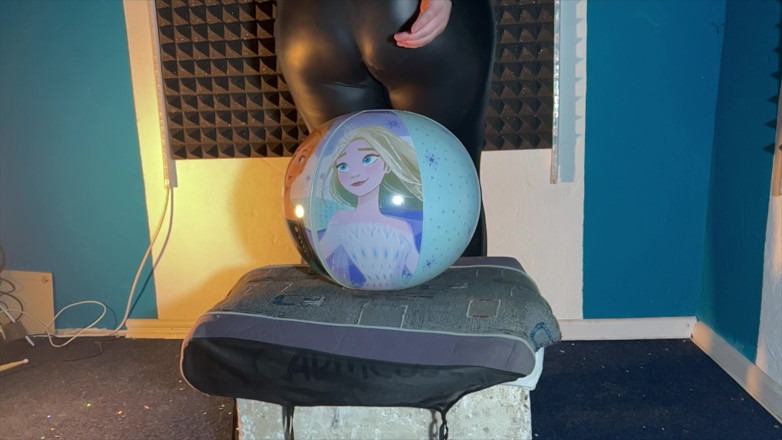 BeachBallsDuo: Del 3 av 3 - Lucys Mega Beachball Sit Pop Compilation 2024-2025