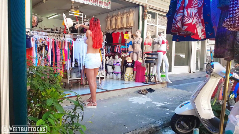 SweetButtocks: L'arrapante mora si cambia in pubblico i vestiti