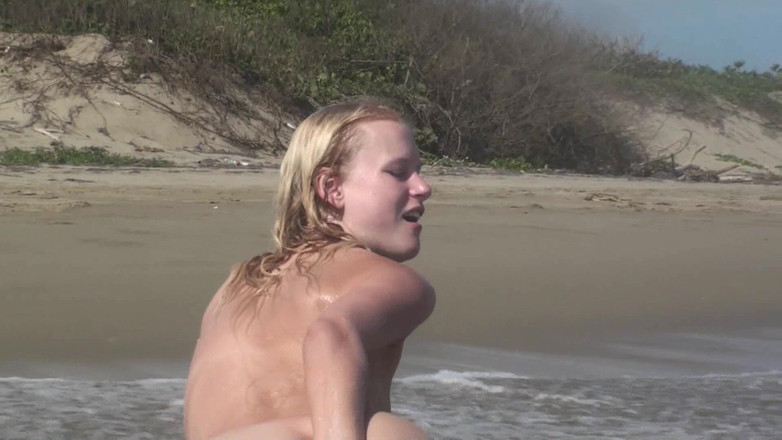 Blondehexe: 티니 스쿼츠 투 더 씨