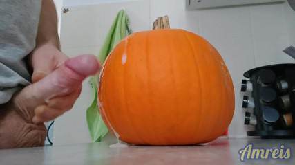 Amreis: Encore un orgasme d’Halloween. Palpitante et épaisse sur la citrouille.