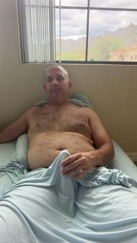 Duke Silver geçen gün seksi bir şekilde sırtını burkuyor