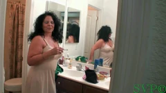 Mormor fångar mig när jag tittar på henne sätter upp en show