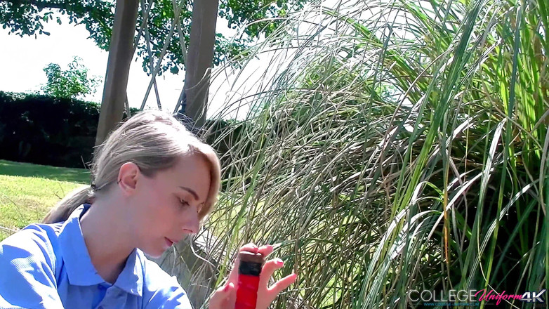 College Uniform: Pau de hóquei masturbando com Chloe Toy