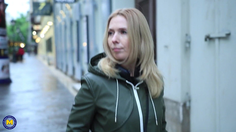 Mature NL: Ela é uma mamãe imunda desejando um pau duro e latejante