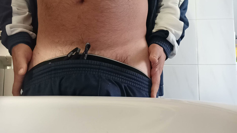Kinky Guy: Ein langer, stinkender Urine am Morgen