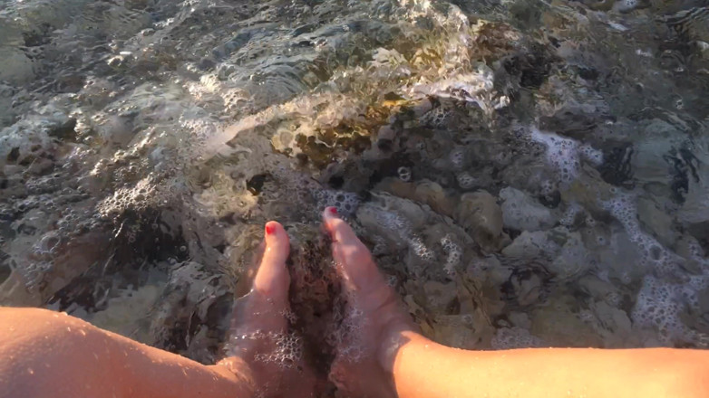 Risky Hairy Couple: Meine Füße im meer über die Steine