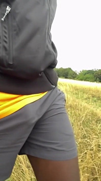 Guardando questo non posso aiutare me stesso a diventare duro. una slowmotion di me Camminando Commando nei miei pantaloncini nel parco.