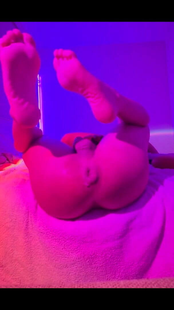 Yours hole ly: Siapa yang datang untuk menyembah Tapak kaki dan pepek ini?