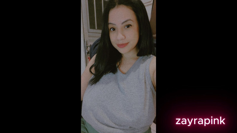 Zayra Pink: Brunda mare braziliană călărind arătându-și fundul