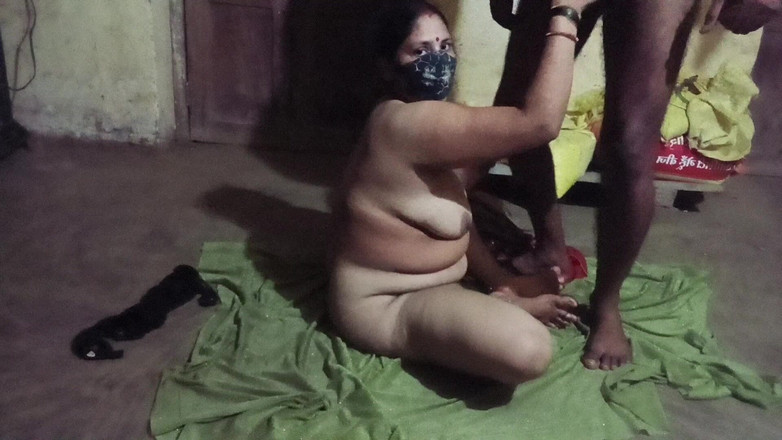 Desi_bhabhi121: クンワリ ドゥラハン キ チュダイ パー 2