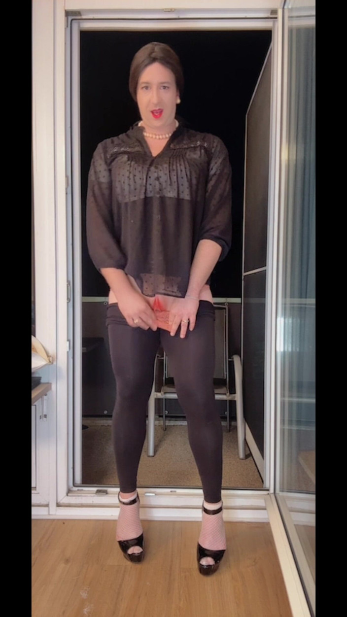 SissyDaniella: बहिन चिढ़ा और डिल्डो सवारी पर बालकनी