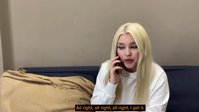 Blondessa: 荡妇人妻吮吸老公的老板