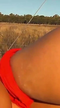 Femeie latino sexy Yessy cu cameltoe naturali drăguți și pizdă care se expune în aer liber