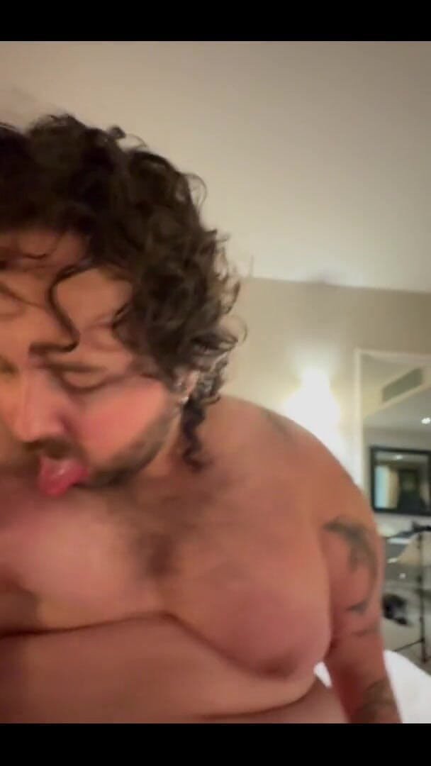 Massive daddy xxx: Tombul melek büyük babası tarafından tekrar sikiliyor
