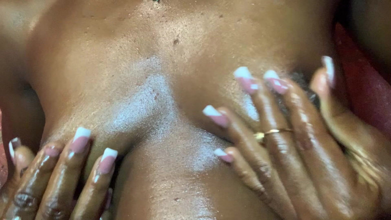 Browngurl234: Belleza de ébano caliente abrazando sus curvas sensual sesión de glamour
