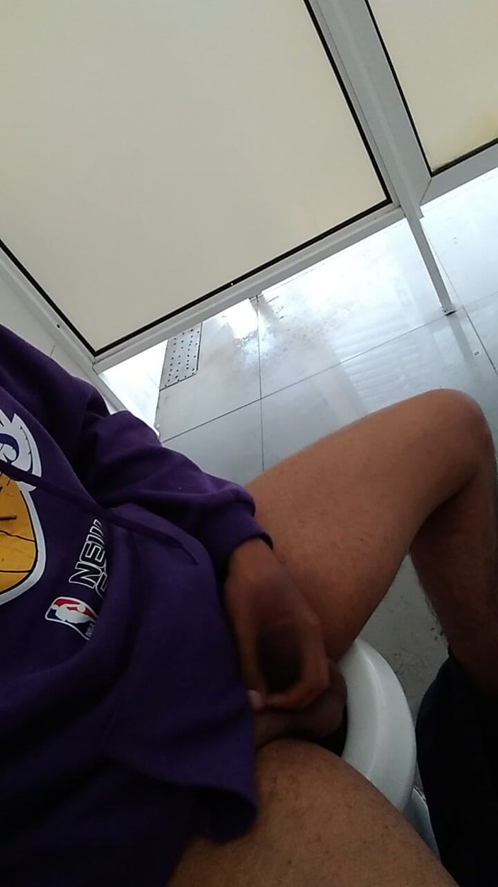 AlexAlejandro13: Masturbação em um banheiro naturgy