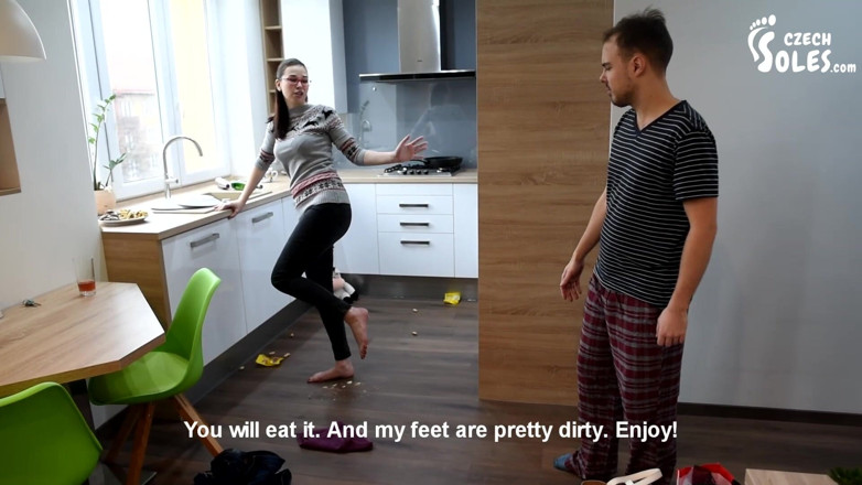 Czech Soles - foot fetish content: Fußfütterungsbestrafung für Ditas faulen ehemann. Mach sie nicht verrückt. Jemals!